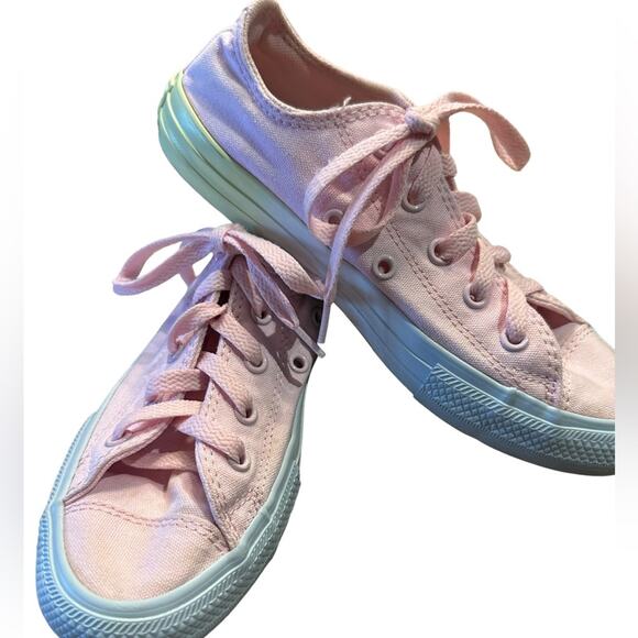 Converse Girls Size 2 Pink Low Top Sneakers - Picture 1 of 7